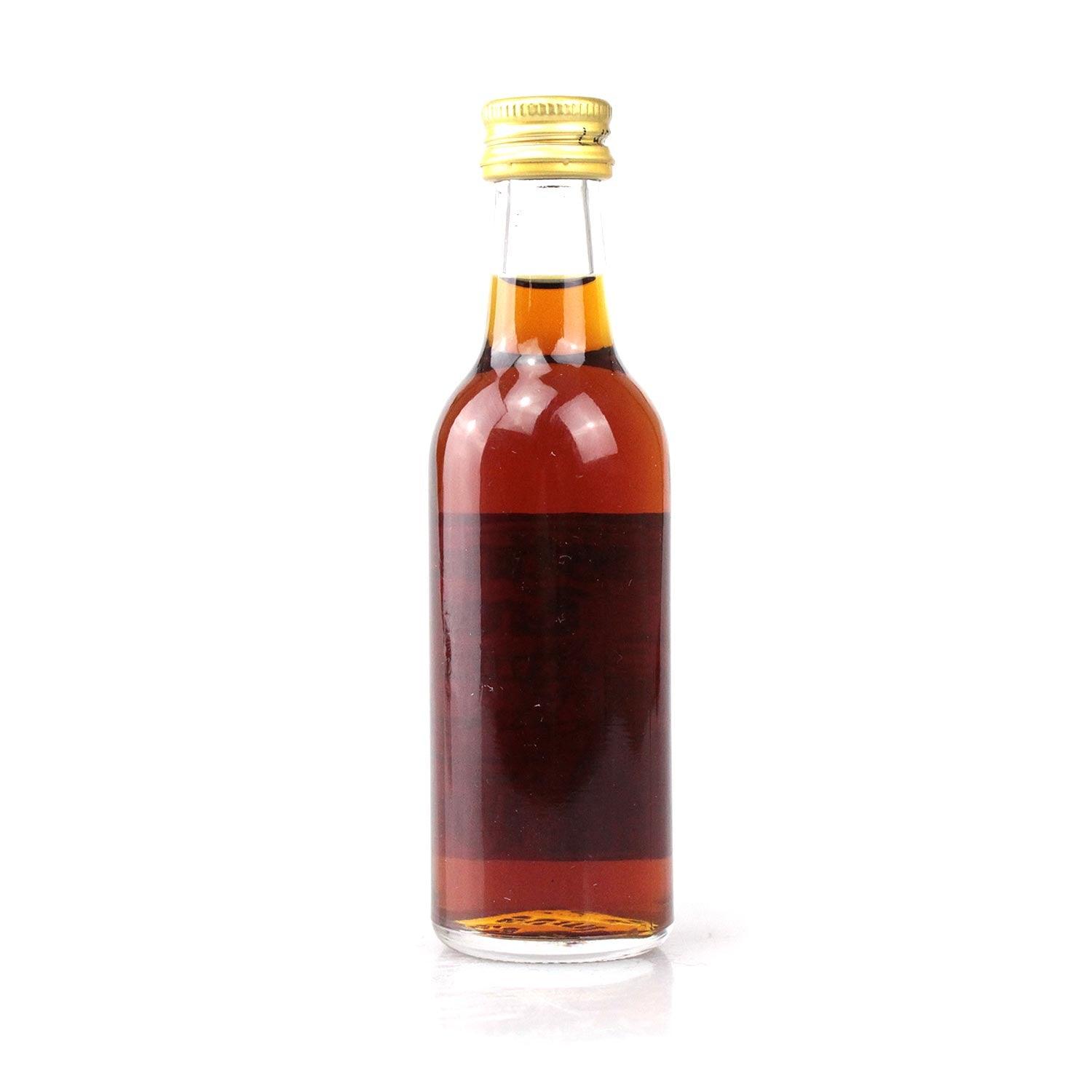Brauner Kräuterlikör mit goldgelben Reflexen, verfeinert mit Wurzeln, Gewürzen und Zitrusnoten, 5cl-Flasche.