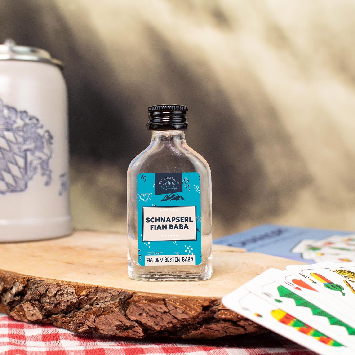 Schnaps mit 2 cl klarem Obstbrand, Vorderseite mit Aufdruck „Schnapserl fian Baba“, 38 % vol.