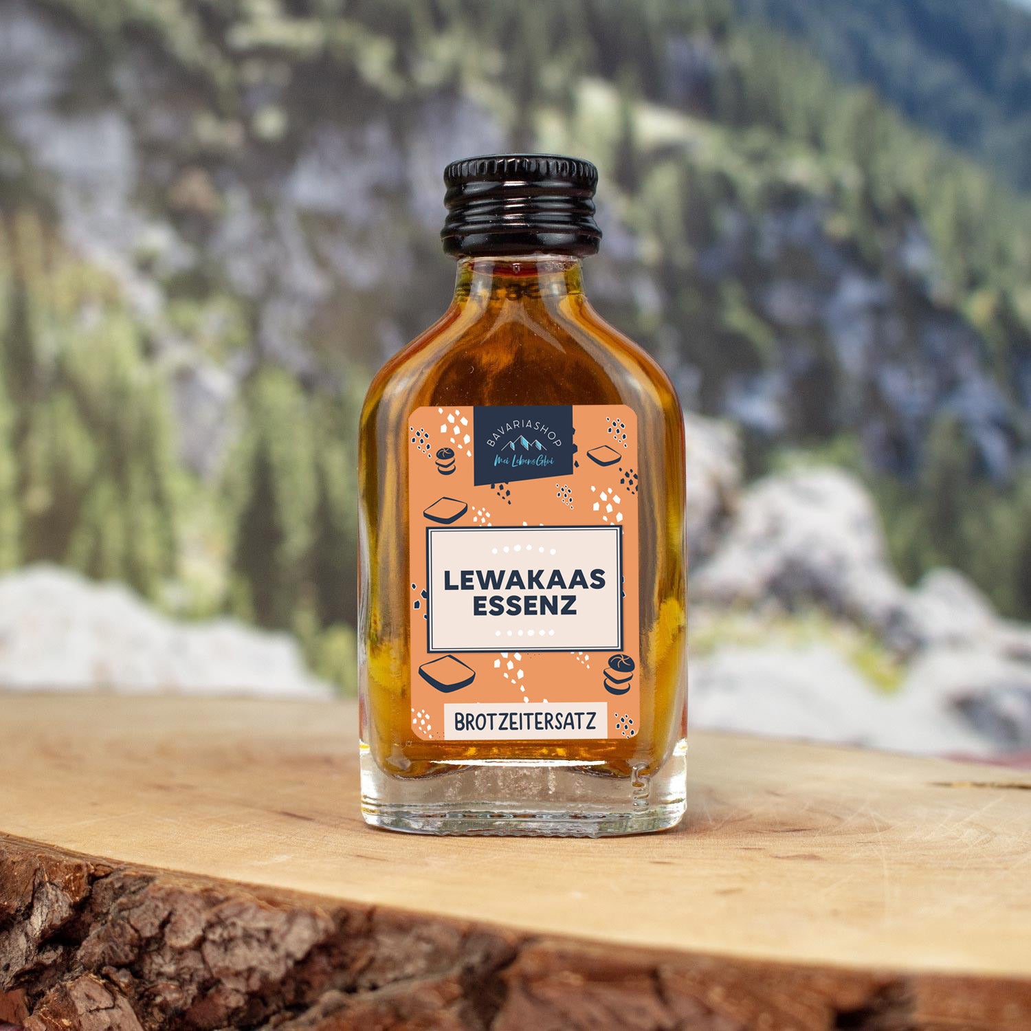 Kräuterlikör in transparenter Mini-Glasflasche mit goldbrauner Flüssigkeit und schwarzem Etikett, 2 cl, 30 % vol.