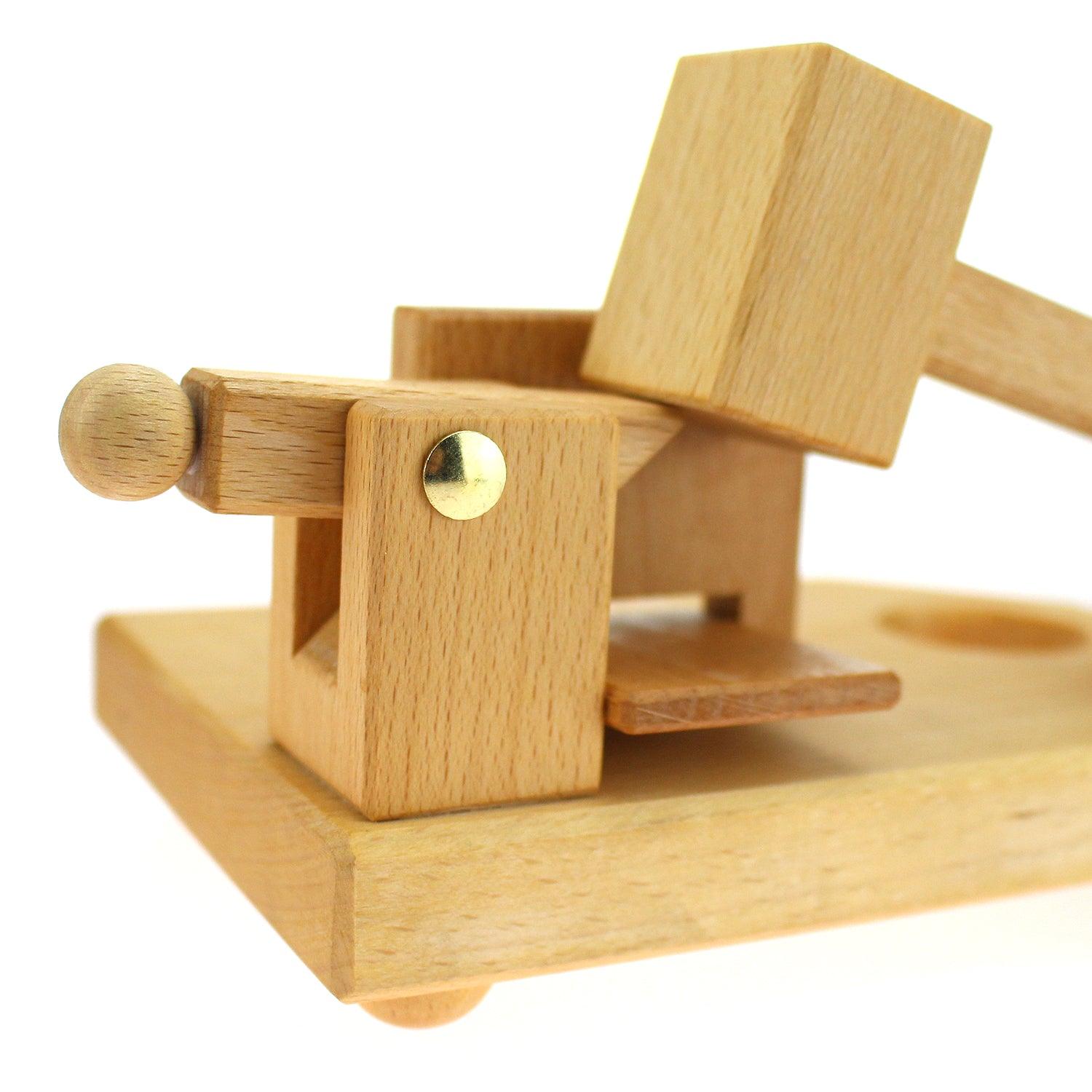 Handgefertigte Schnupftabakmaschine aus echtem Buchenholz mit runder Öffnung und graviertem Edelweiß-Motiv.