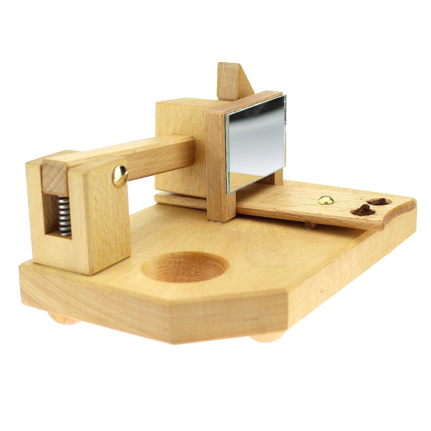 Handgefertigte Schnupftabakmaschine aus naturbelassenem Buchenholz mit ovaler Form und Metall-Streumechanik.