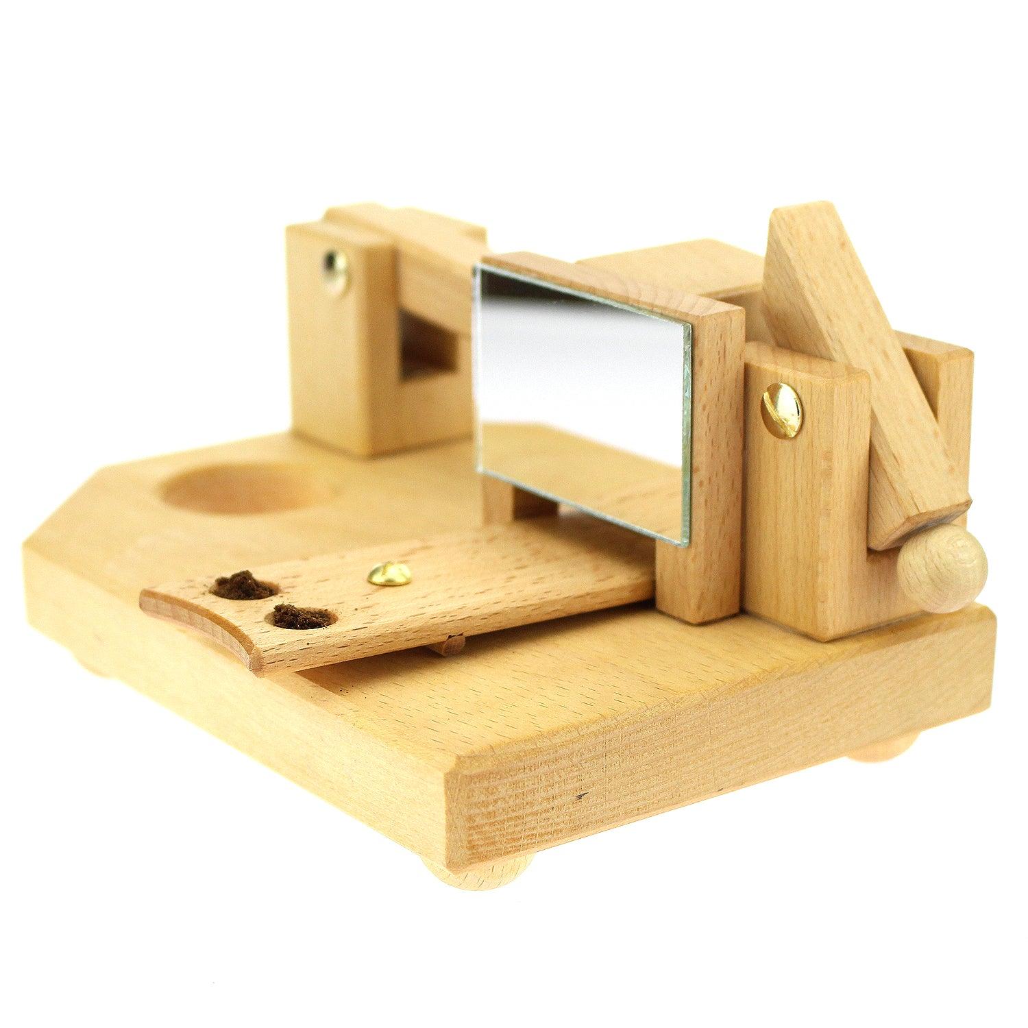 Handgefertigte Schnupftabakmaschine aus naturbelassenem Buchenholz mit rundem Drücker und klarer Holzmaserung.