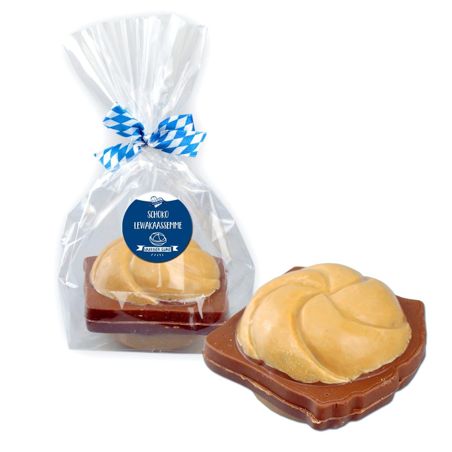 Vegetarische Leberkäse-Semmel aus Vollmilchschokolade, belegt mit Karamell-weißer Schokolade, rundlich geformt.