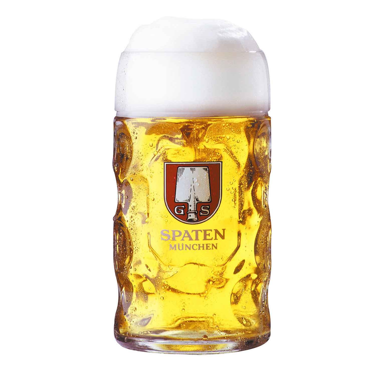 Traditioneller, gefüllter Glaskrug mit Spaten München Logo und reichlich Bierschaum, Einzelansicht auf weißem Hintergrund.