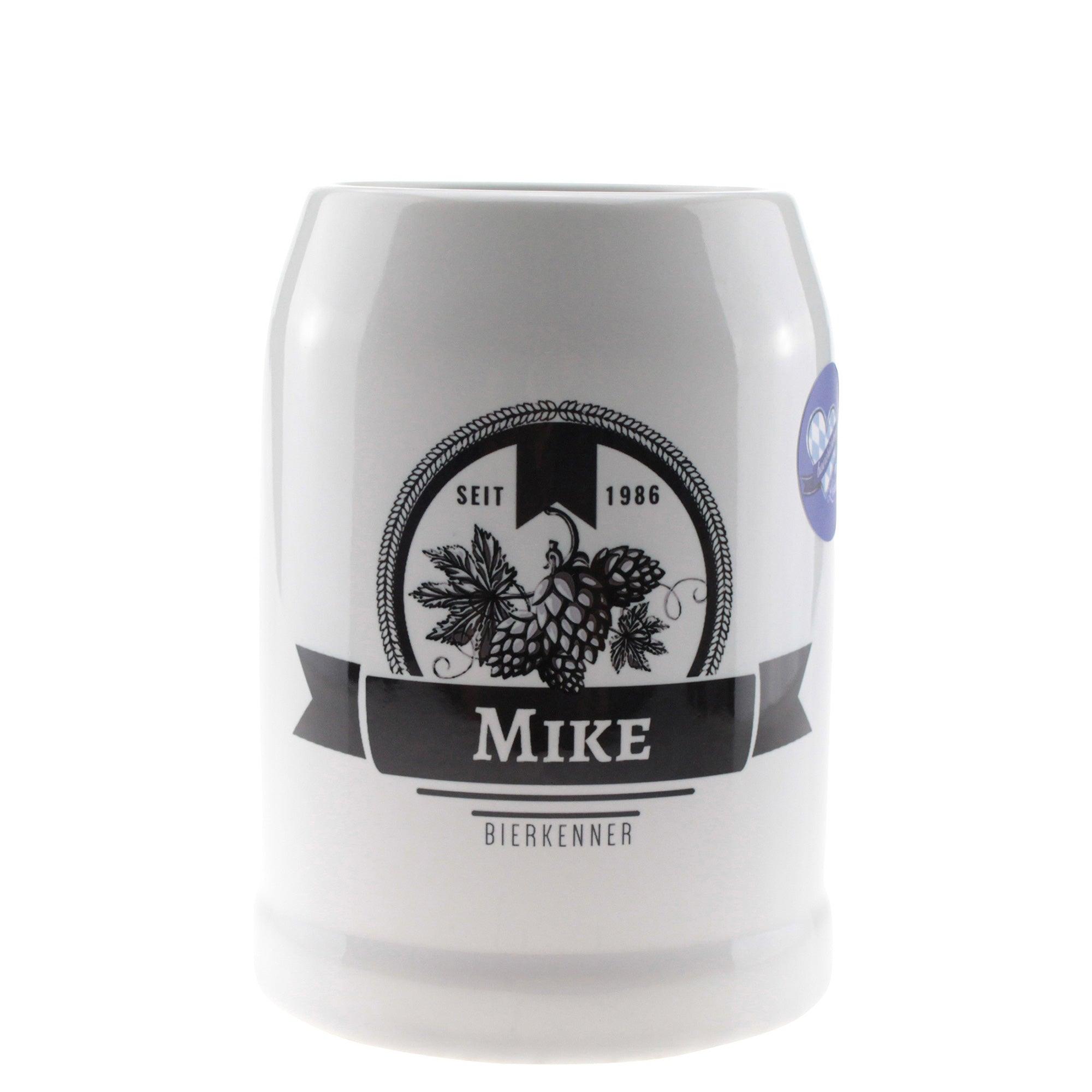 Steinfarbener Bierkrug mit gravierter Hopfendolde und individuellem Wunschnamen, Halbliter-Volumen, matt-keramisches Finish.