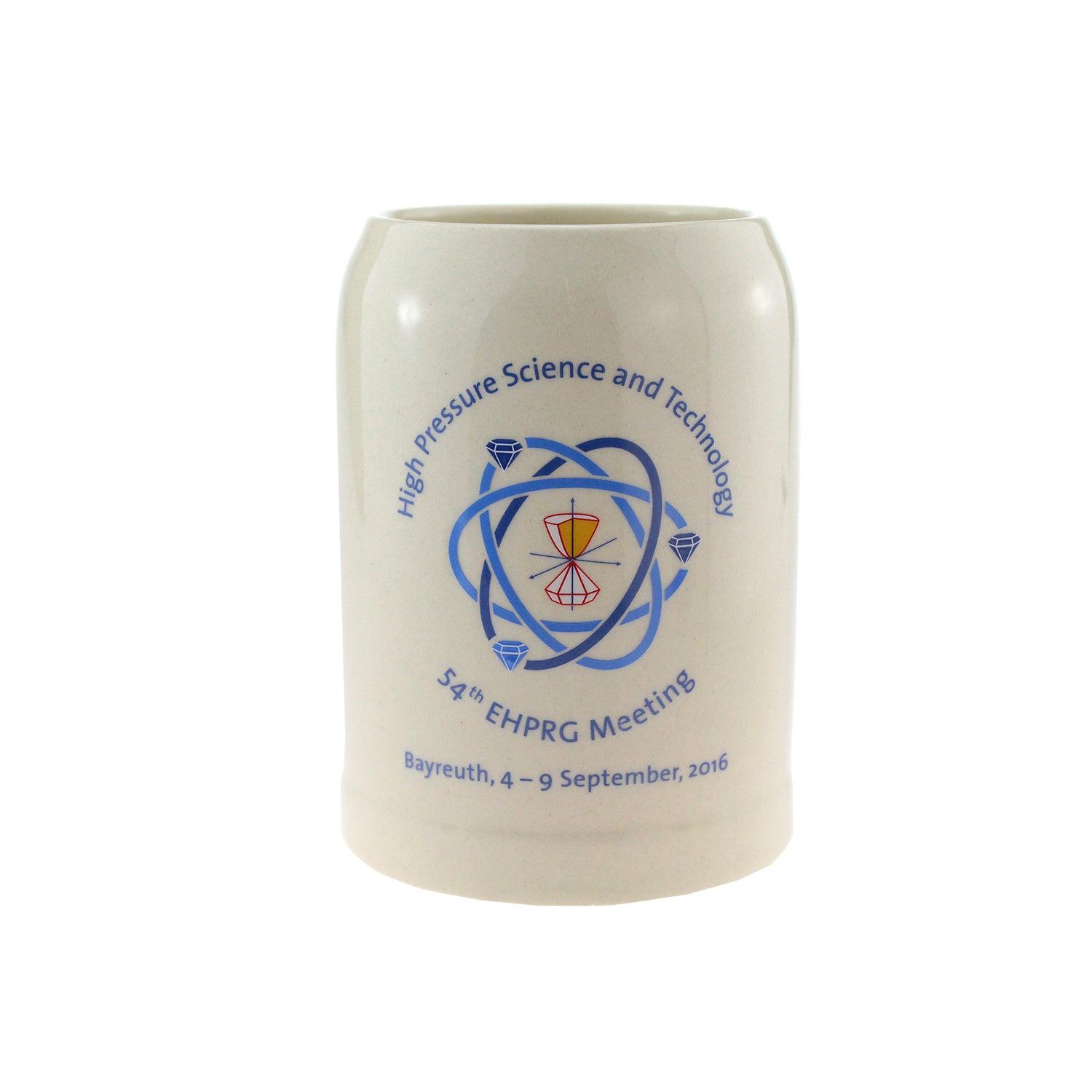 Stein-Bierkrug aus grauem Keramik mit Henkel, Logo-Gravur und blauem Schriftzug auf der Vorderseite, 0,5 Liter.