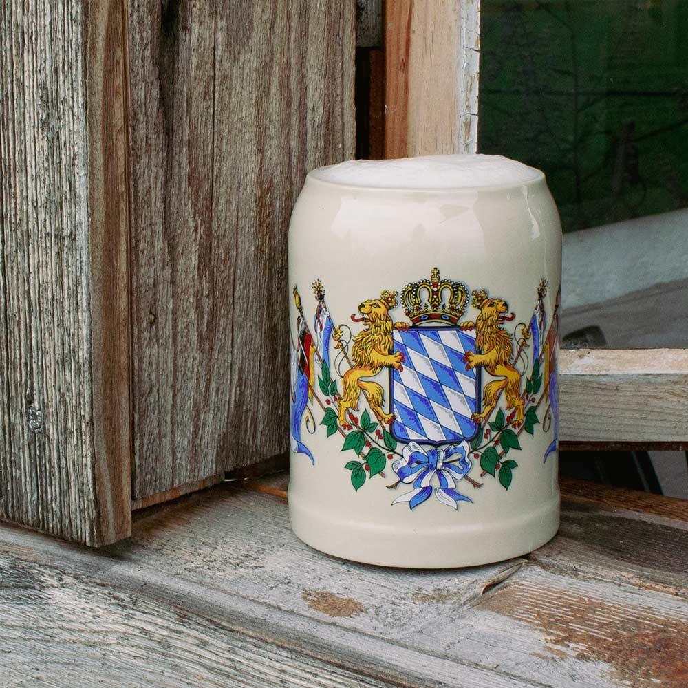 Grauer Steinkrug mit bayerischem Wappen und Schriftzug „Bayern“, zylindrische Form mit Henkel, 0,5 Liter.