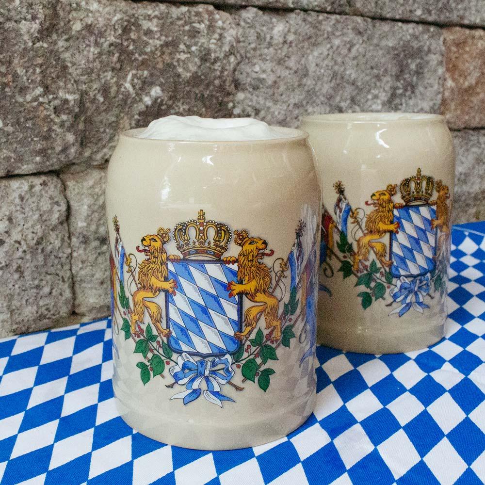 Hellgrauer Steinkrug mit bayerischem Rautenmuster und farbigem Wappenmotiv, zylindrische Form, 0,5 Liter