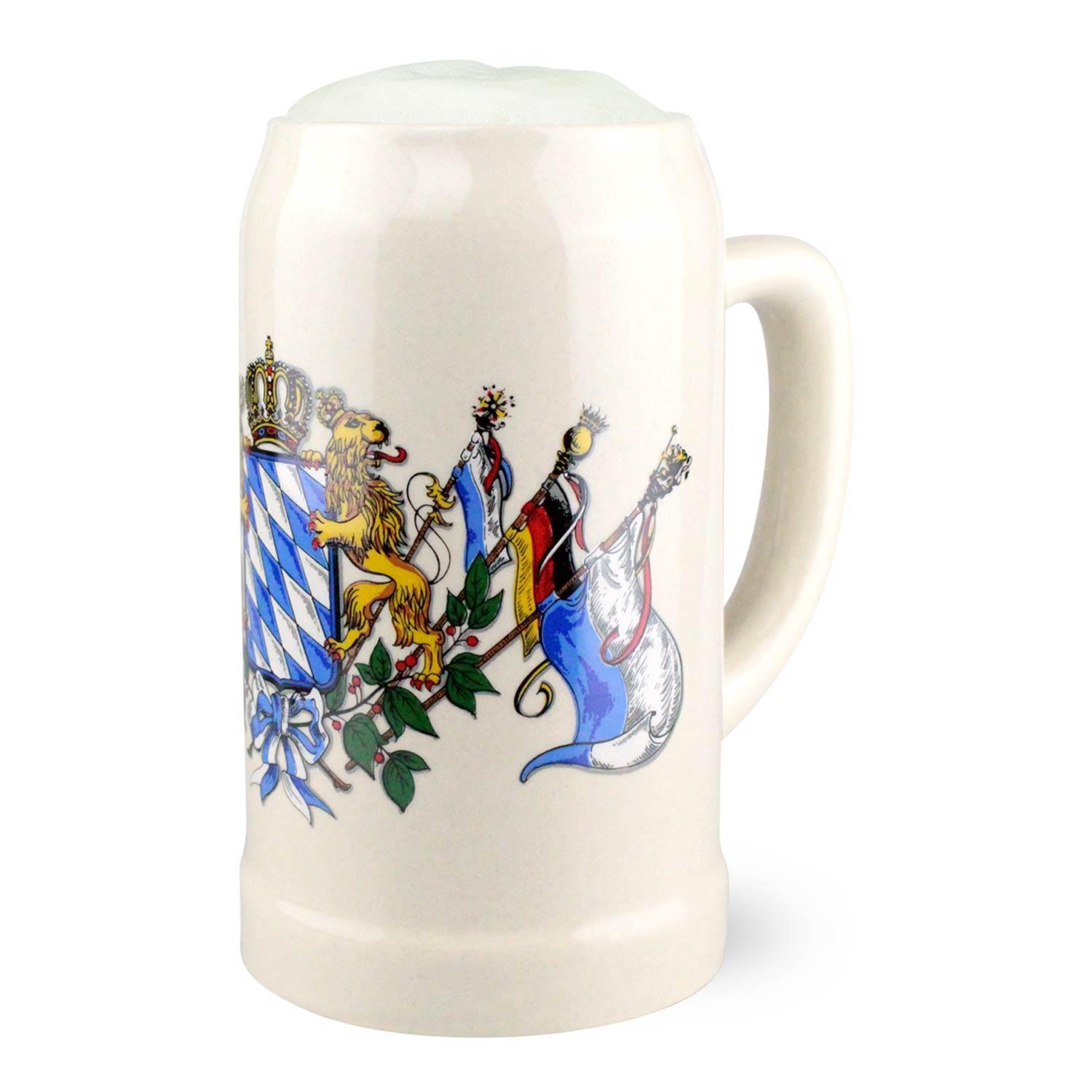 Keramik Bierkrug mit bayerischem Wappen, Löwen und Krone auf weißem Hintergrund, gefüllt mit Schaum.