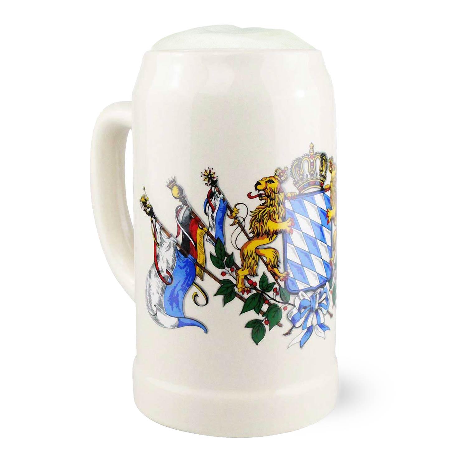 Weißer Bierkrug mit aufgedrucktem bayerischem Wappen, gekrönten Löwen, Rautenmuster und Blätterverzierungen.