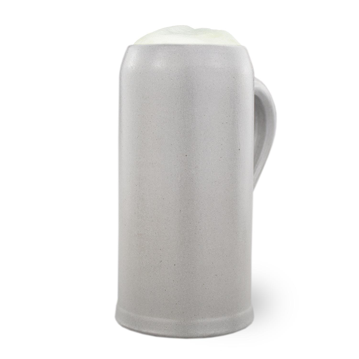 Grauer Steingut-Bierkrug mit weissem Schaumkrone, isoliert auf weissem Hintergrund, traditioneller Masskrug.