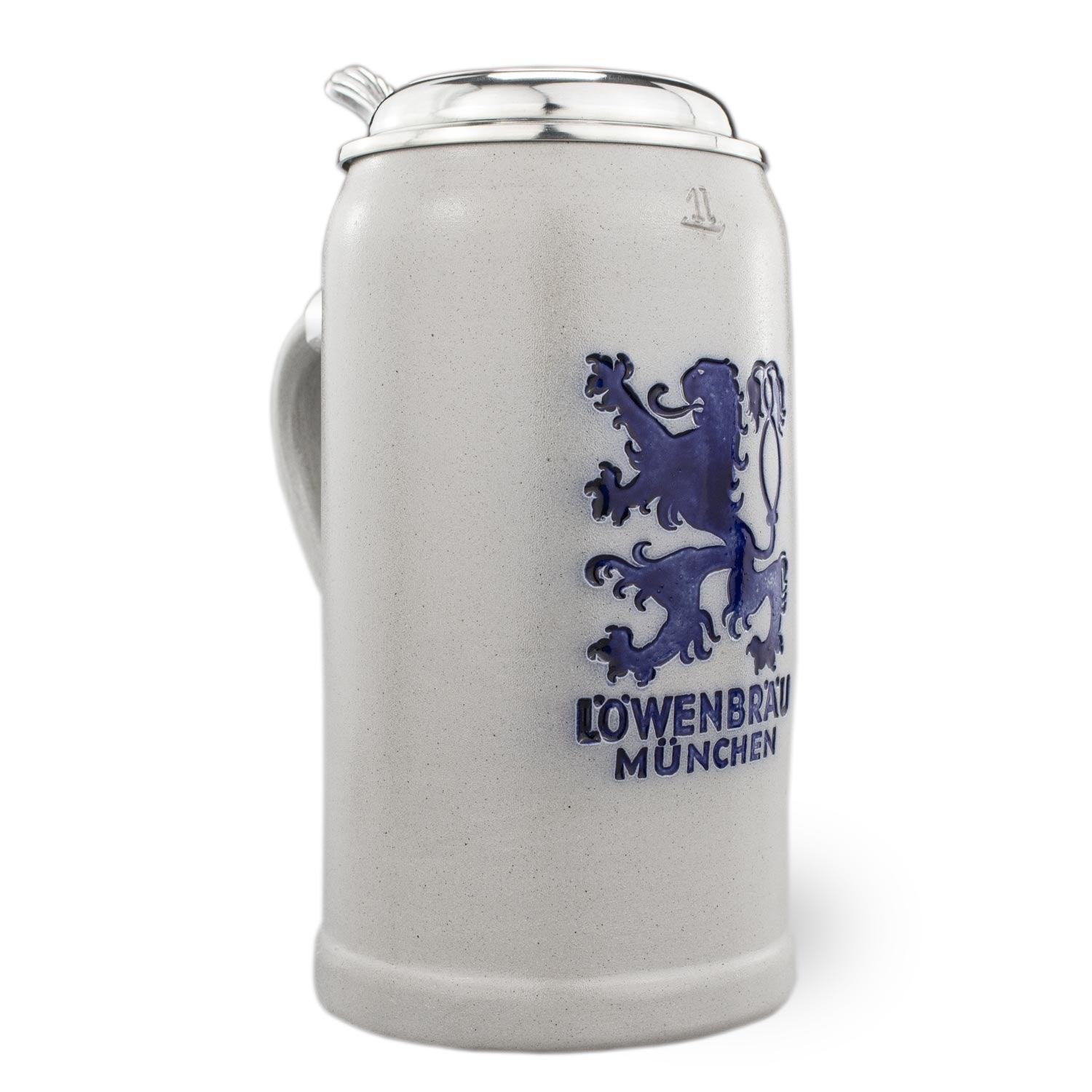 Salzglasierter Bierkrug mit Reliefschriftzug „Löwenbräu“ und Zinndeckel mit Wappen, aus Keramik, 1,0 Liter.