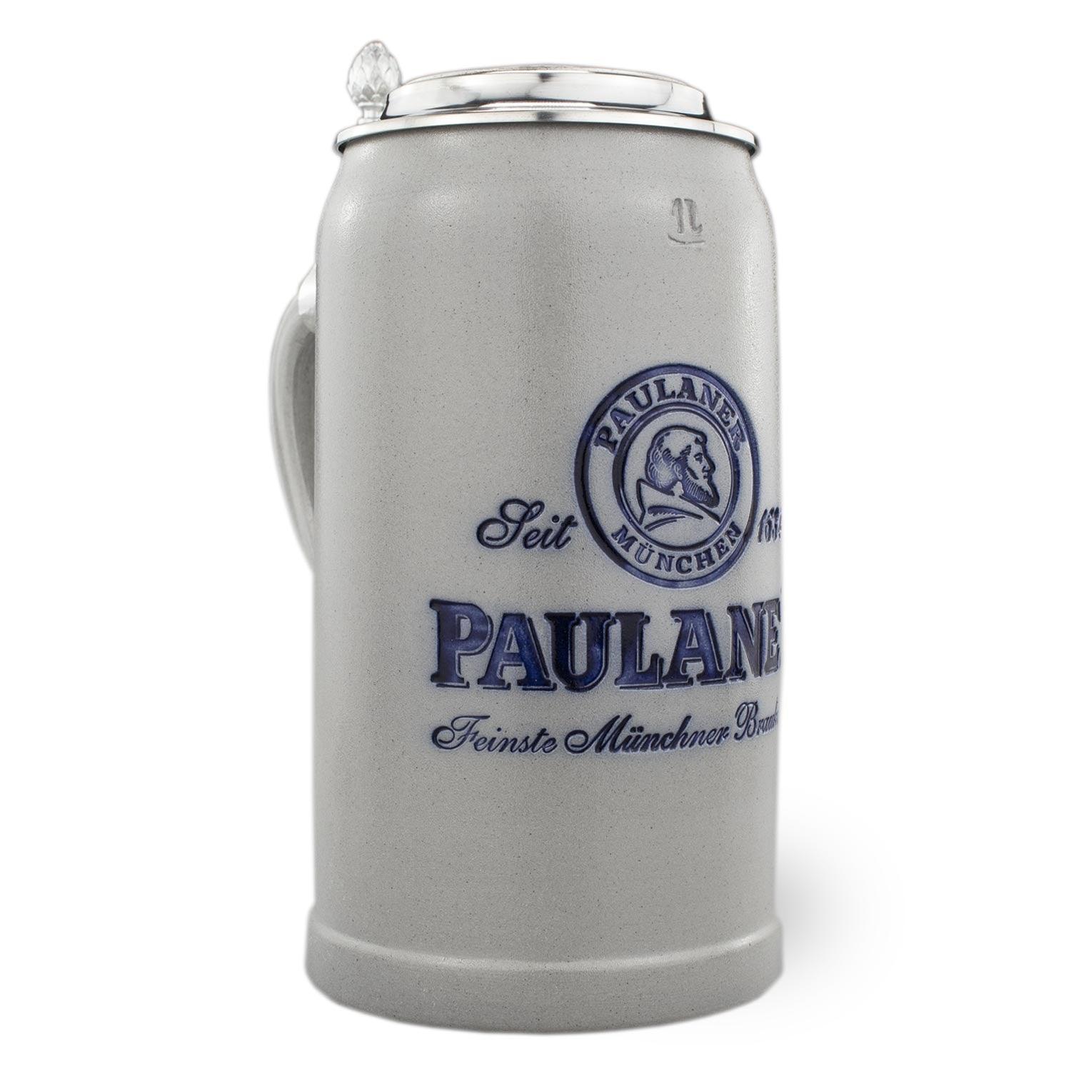 Salzglasierter Bierkrug aus Keramik mit Zinndeckel, geprägtem Paulaner-Logo und blauem Schriftzug, 1,0 Liter.