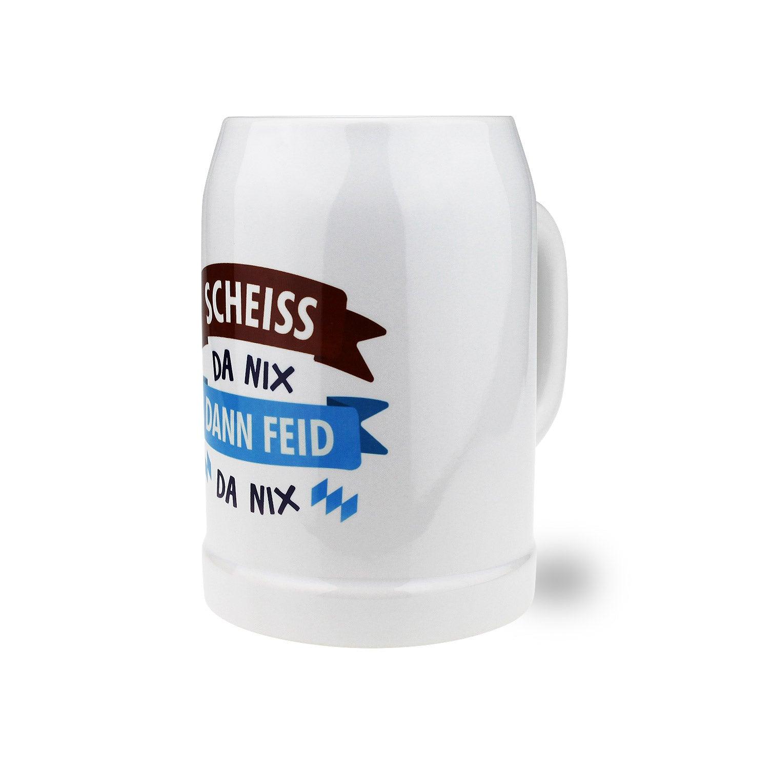 Bierkrug aus Keramik mit weißer Oberfläche, schwarzem Schriftzug „scheiss da nix“ und Henkel, 0,5 Liter, ca. 126 mm hoch.