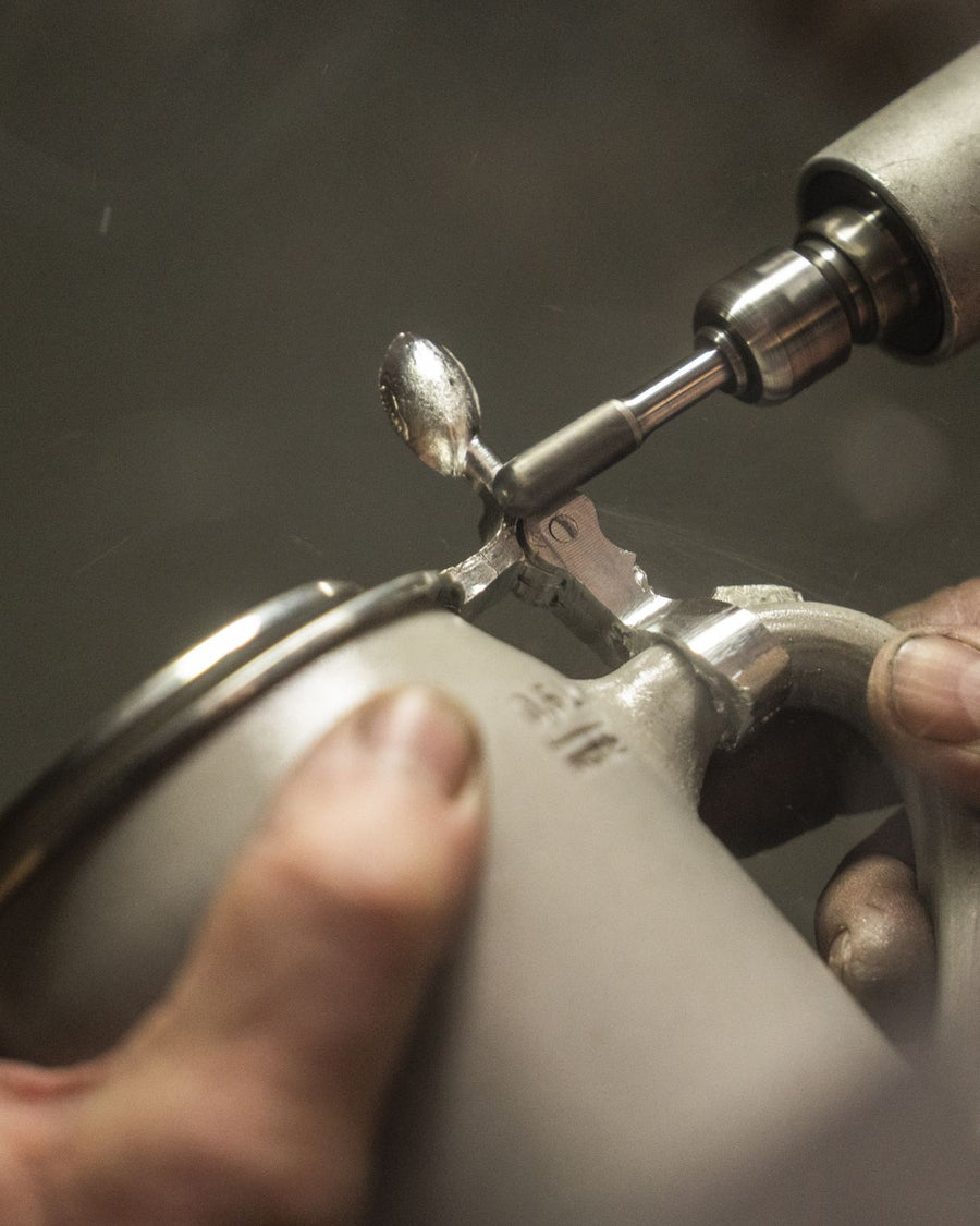 Zinndeckel wird von Hand an einem Steinkrug montiert