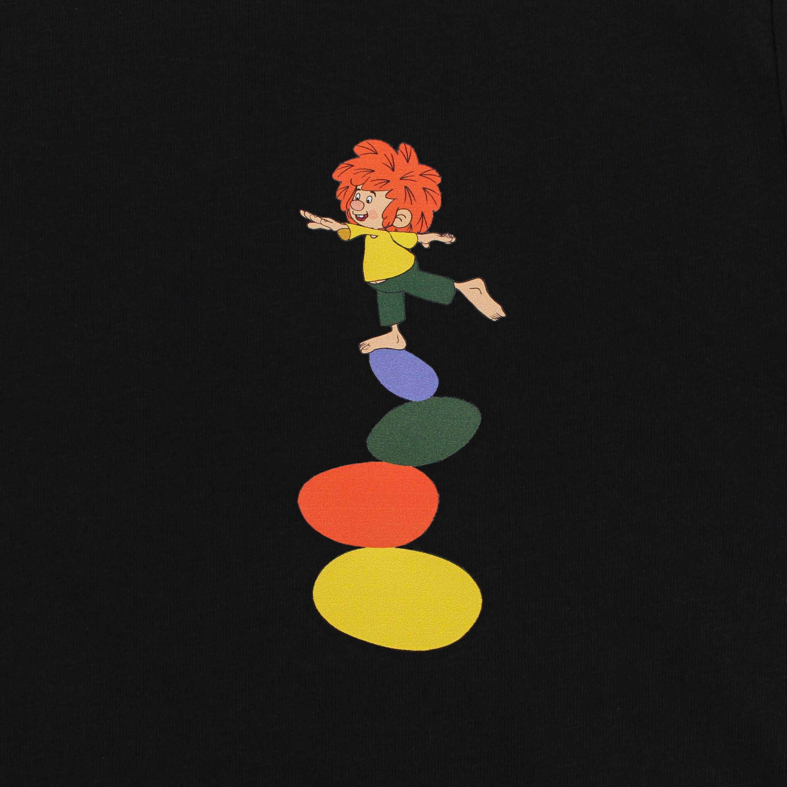 Schwarzes Pumuckl Kinder T-Shirt Balance mit Kobold auf verschiedenfarbigen, bunten Steinen balancierend.