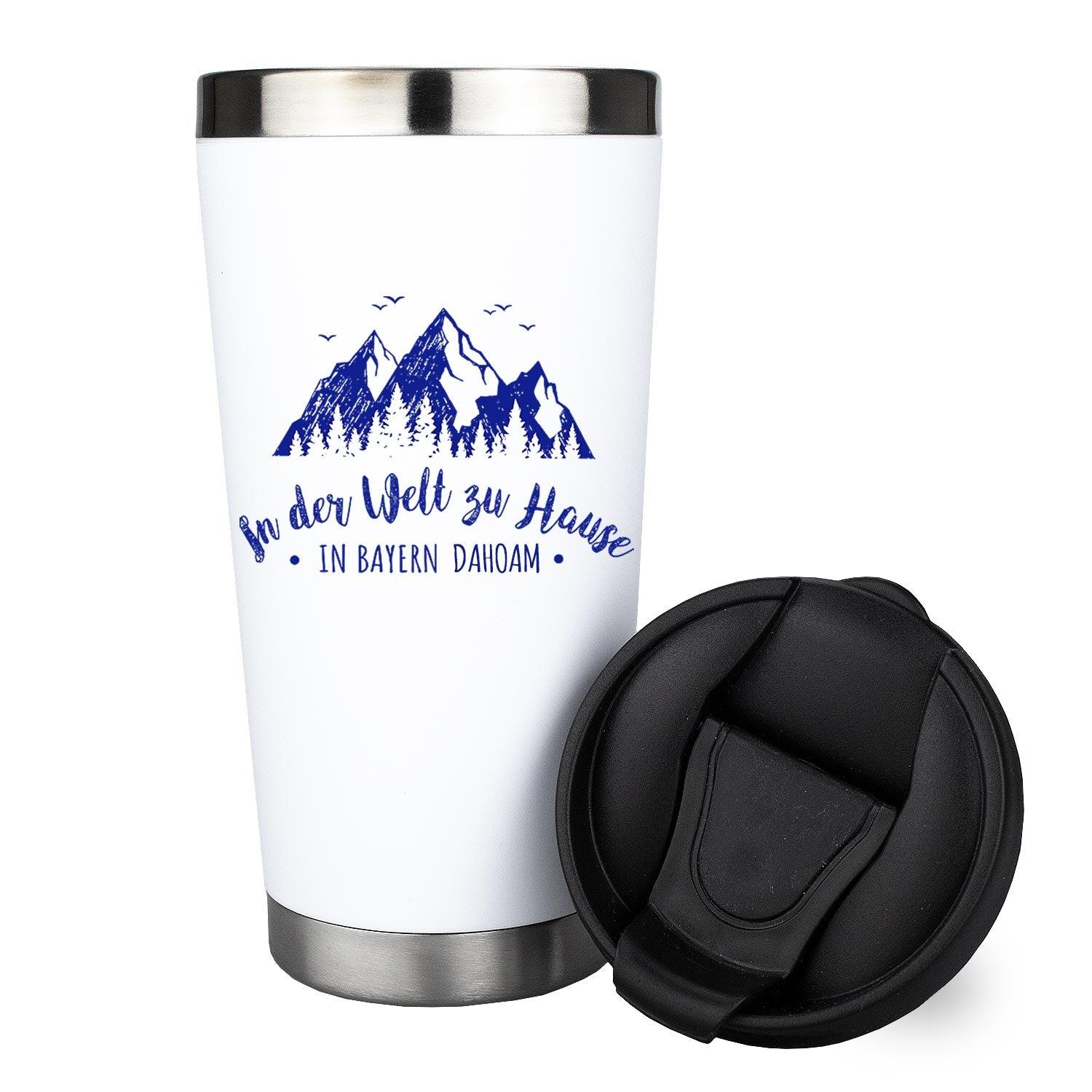 Weißer Thermo-Becher mit schwarzem Deckel und blauem Schriftzug „In der Welt zu Hause – IN BAYERN DAHOAM“, 420 ml.
