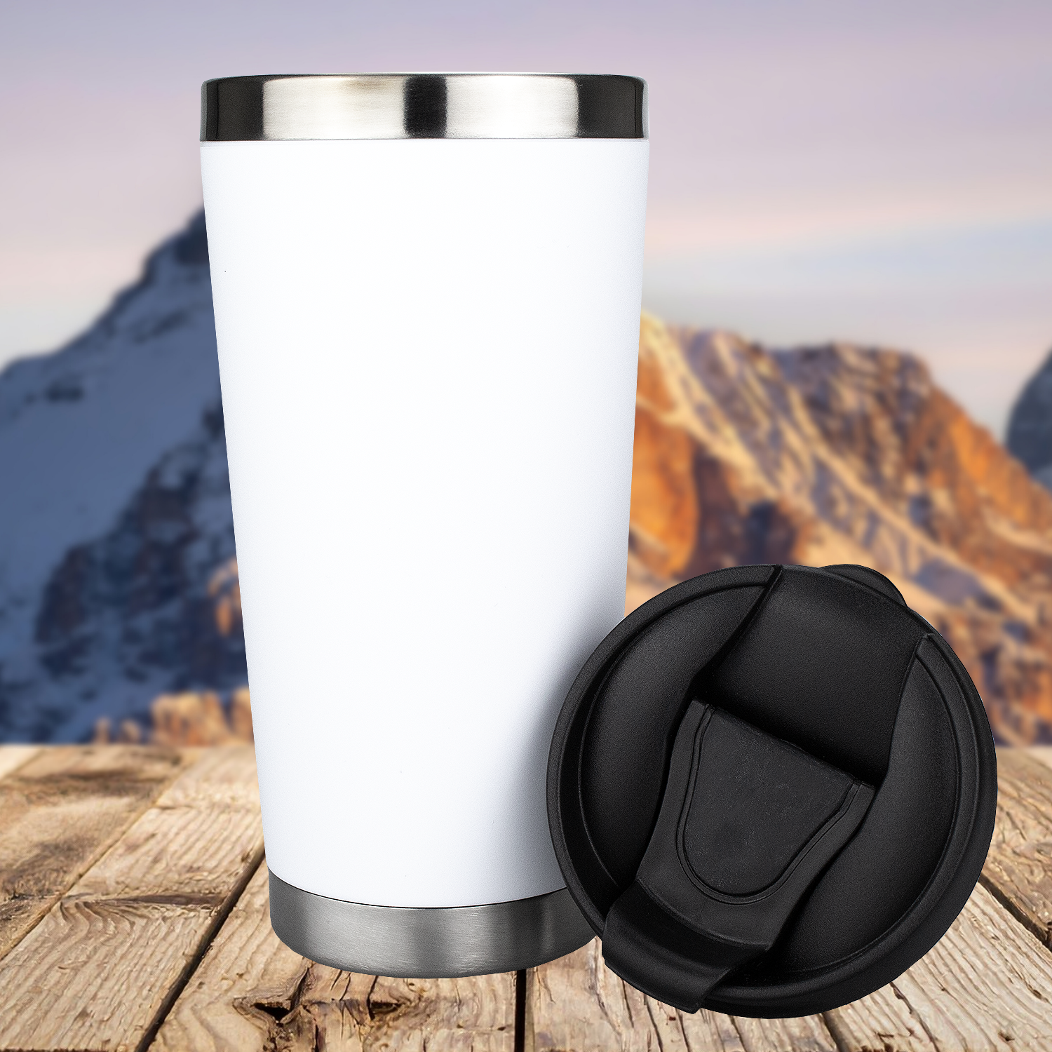 Weißer Thermo-Becher Edelstahlbecher mit schwarzem Klappdeckel für Wunschtext, Bayern-Motiv im Hintergrund