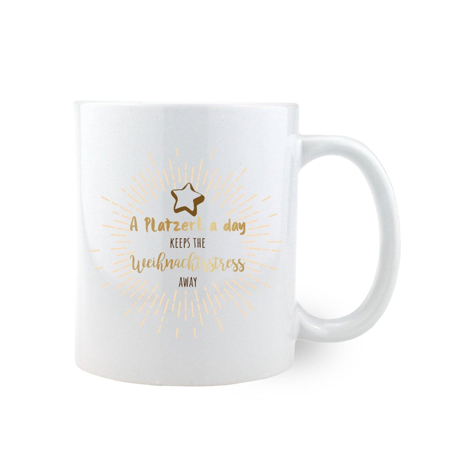 Weihnachtstasse aus Keramik mit rotem Henkel, Schriftzug „Platzerl“, Herzmotiv und Zuckerstange als Dekor.