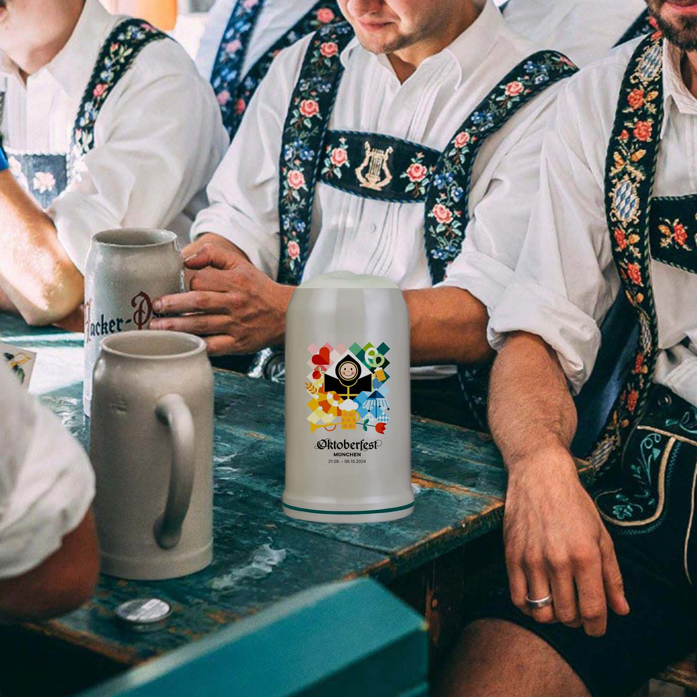 Oktoberfest Sammlerkrug 2024 aus Steingut mit farbigem Plakatmotiv, zylindrisch, 1 Liter, Höhe 19 cm.