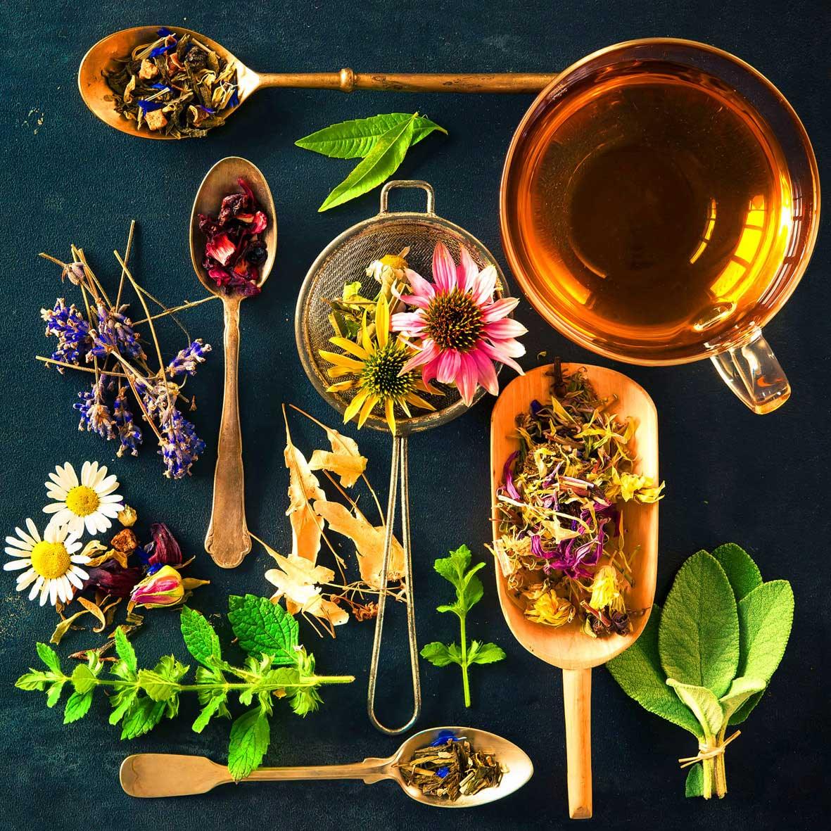 Loser Kräutertee aus bayerischer Teemischung mit sichtbaren Blättern und Blüten, leichtes Haselnussaroma, 75 g.