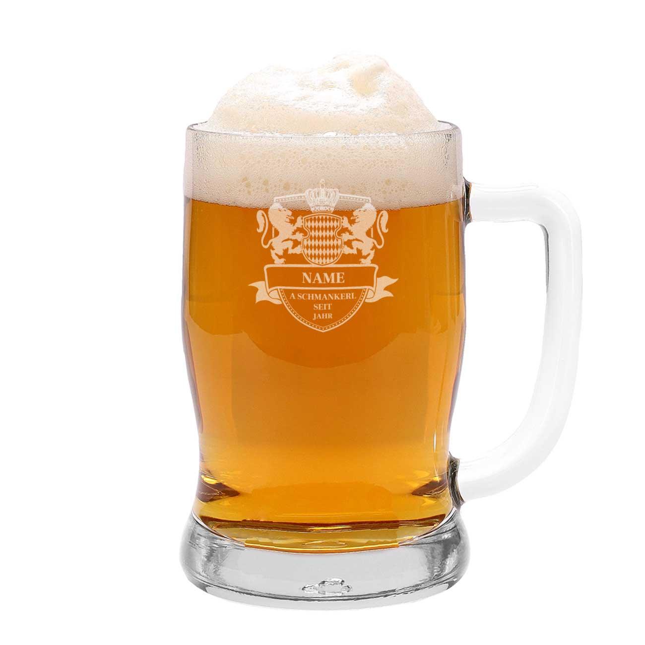 Klarglänzender Bierkrug aus Glas mit stabiler Henkelgriff-Form, graviertem Wunschname und Geburtsjahr, 0,5 l.