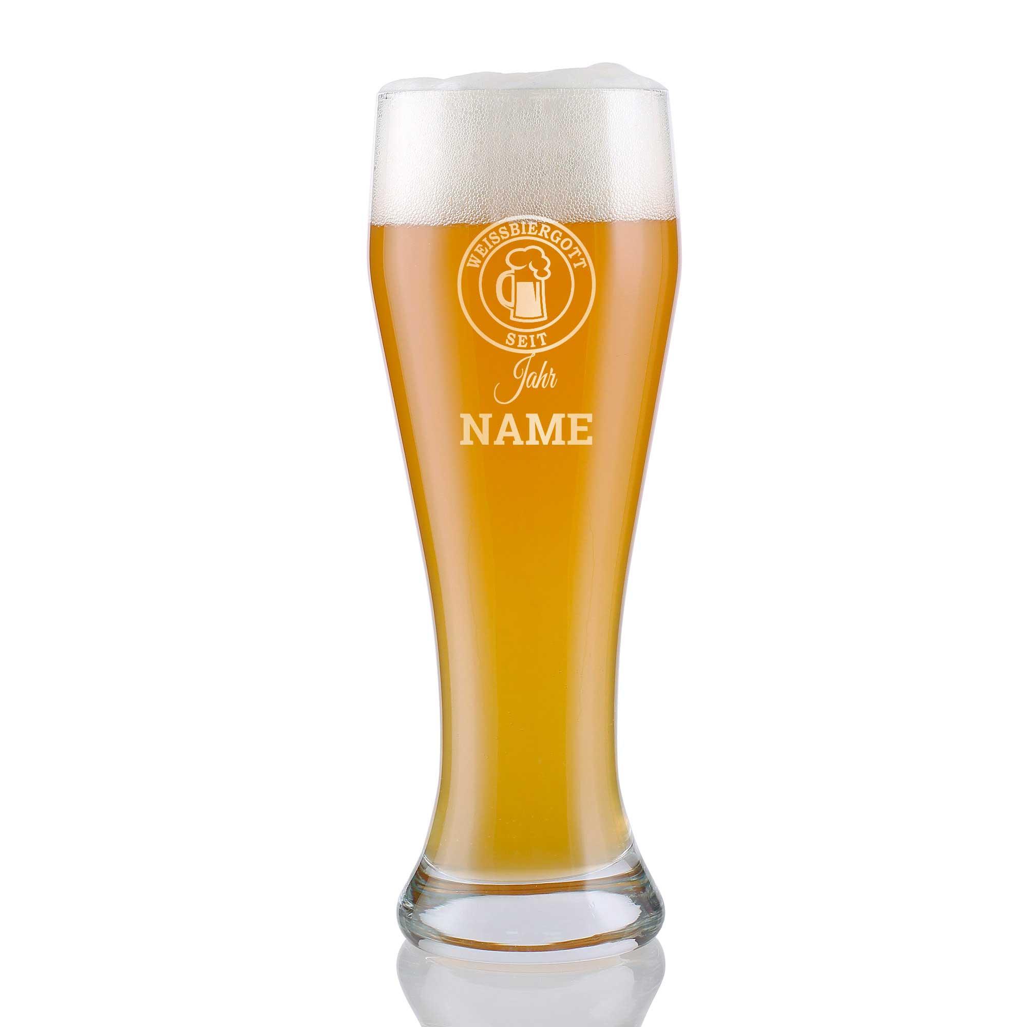 Klares Weißbierglas mit schlanker Form, Gravur „Weißbiergott“ und individuell wählbarem Namen, 0,5 l, ca. 23,5 cm hoch.
