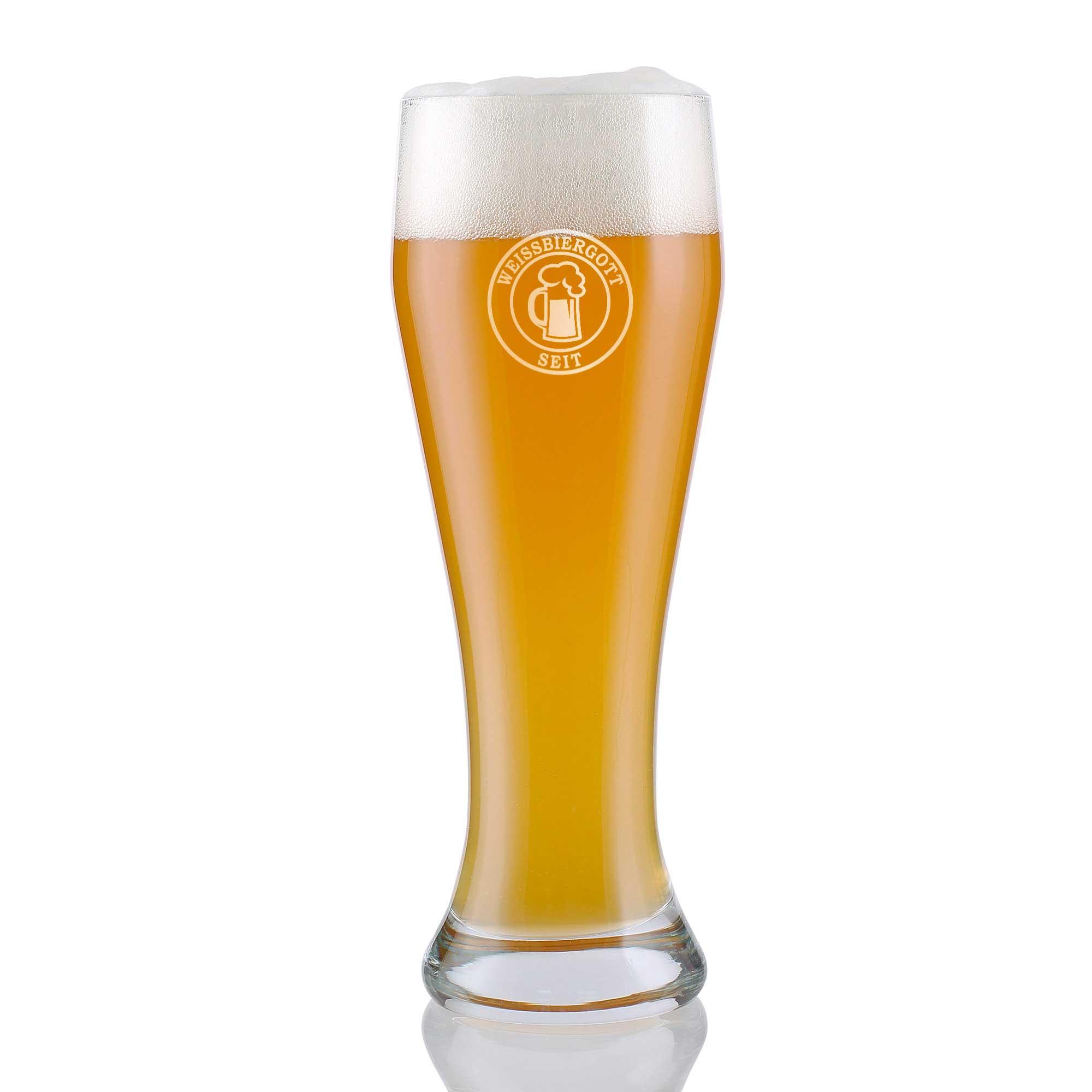 Hohes, klares Weißbierglas mit graviertem Schriftzug „Weißbiergott“ und personalisierbarem Namen. 0,5 l Inhalt.